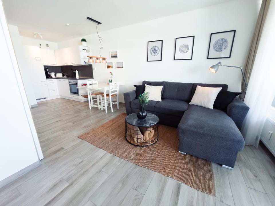 Coffee/tea facilities, Kitchen or kitchenette, Living room, Seating area, Dining area, oven, stove, toaster