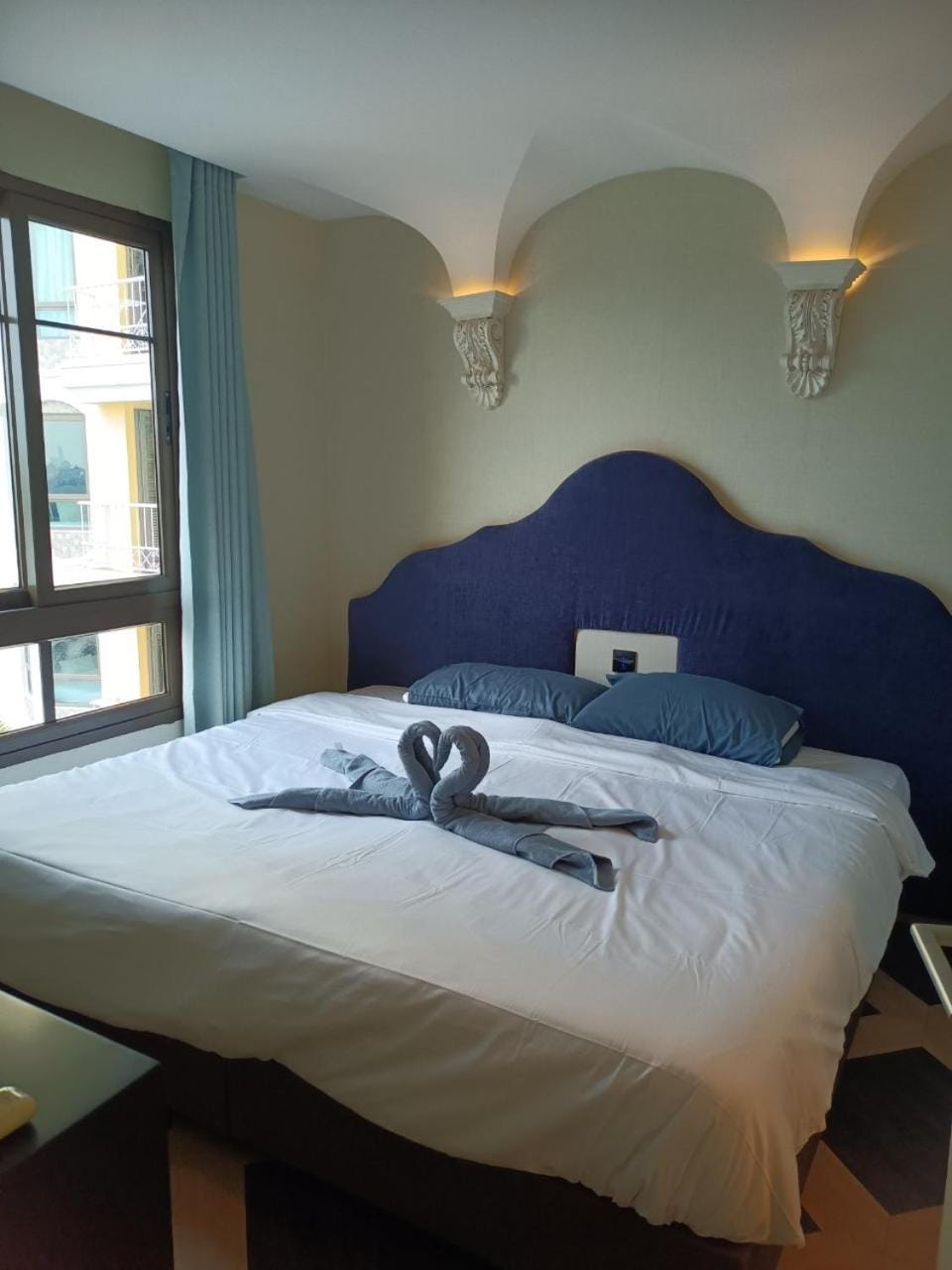 Bed, towels
