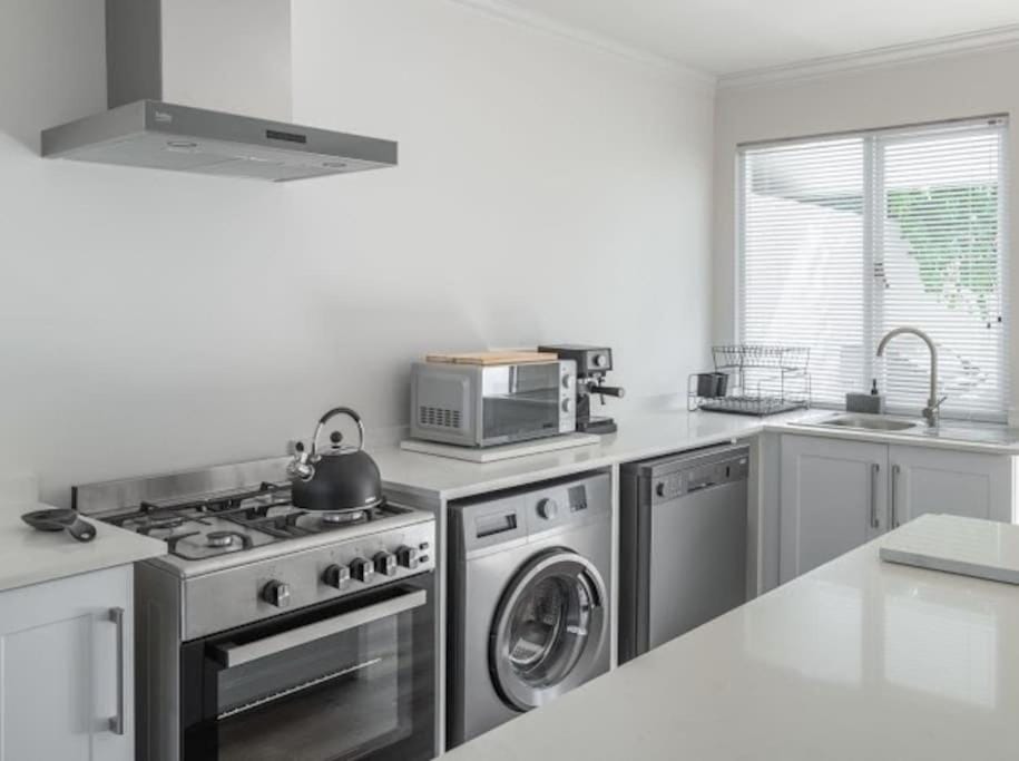 Coffee/tea facilities, Kitchen or kitchenette, dishwasher, pet friendly, stove, toaster, washing machine