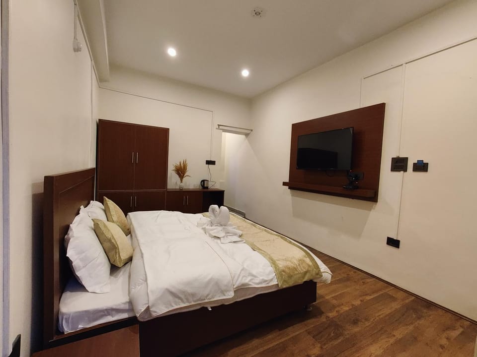 Bed, TV and multimedia, Photo of the whole room, Bedroom