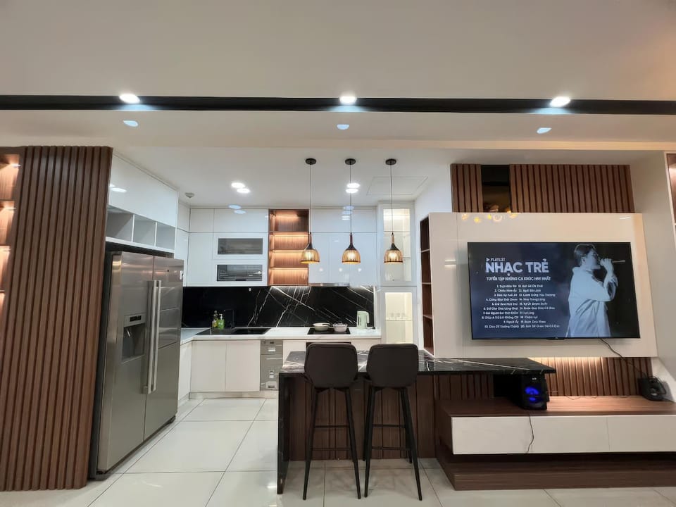 Communal lounge/ TV room, TV and multimedia, Kitchen or kitchenette, Seating area, stove
