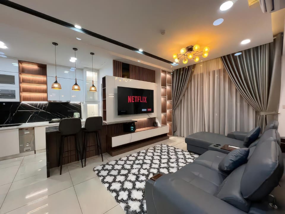 TV and multimedia, Kitchen or kitchenette, Living room, Seating area, Dining area