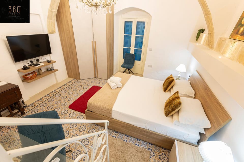 Communal lounge/ TV room, Bed, TV and multimedia, Living room, Photo of the whole room, Seating area, Evening entertainment, Bedroom