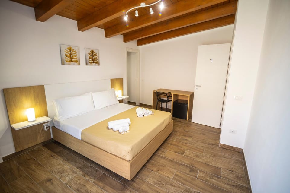 Bed, Bedroom, towels