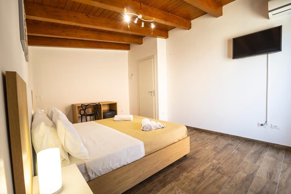 Bed, Bedroom, air conditioner