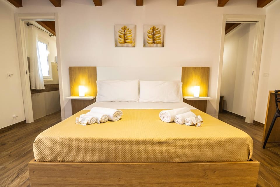 Bed, Bedroom, towels