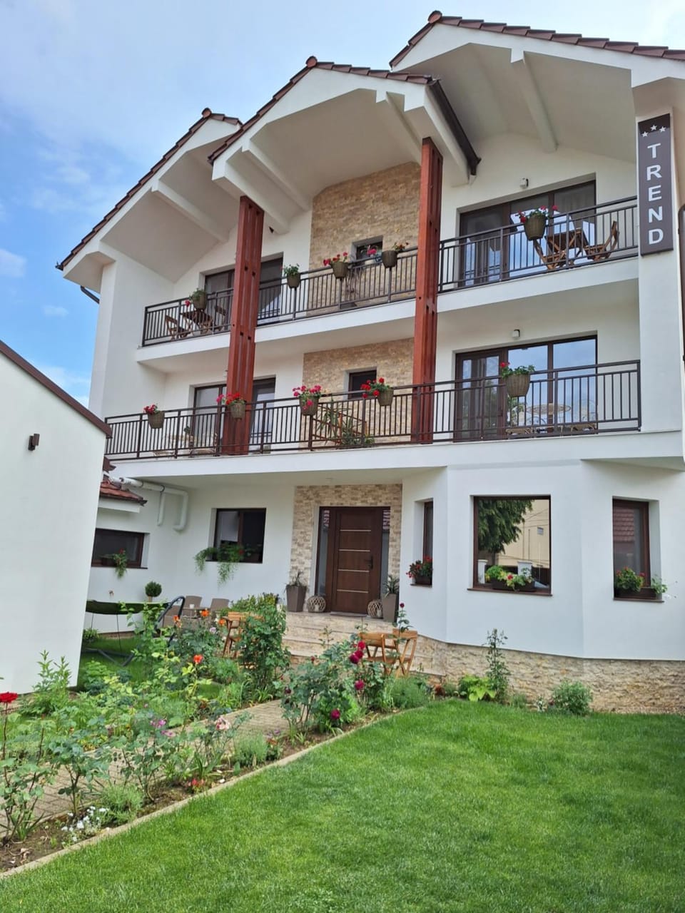 Property building, Day, Garden, Balcony/Terrace, Garden view
