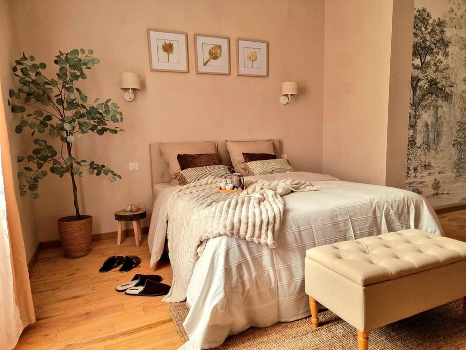 Bed, Photo of the whole room, Bedroom