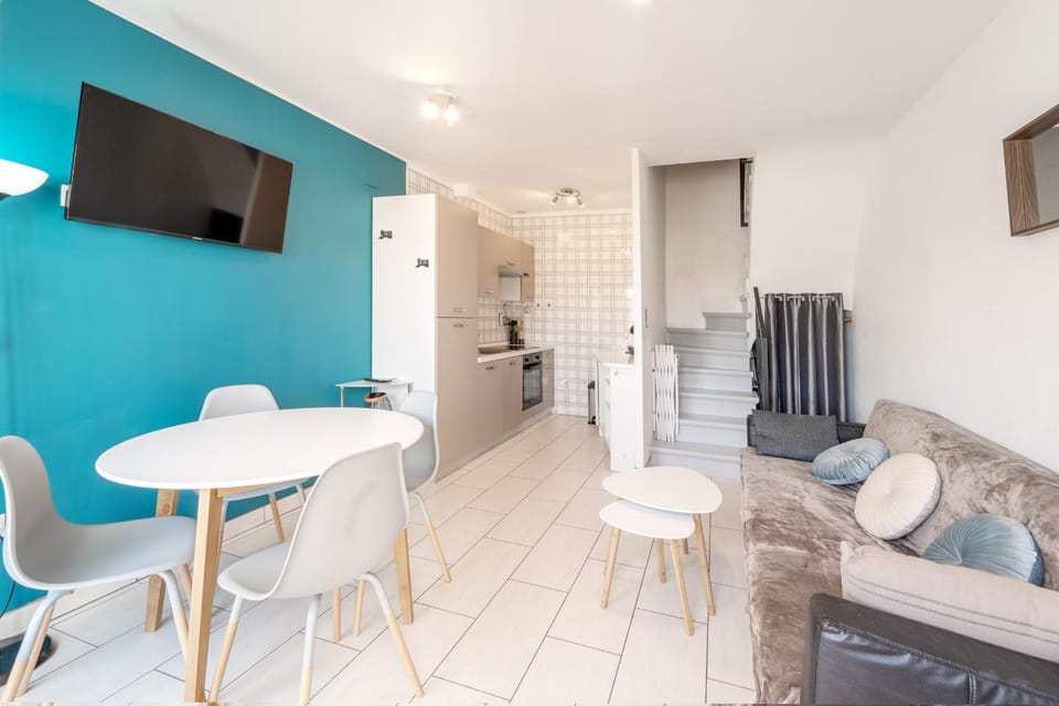 Kitchen or kitchenette, Living room, Dining area