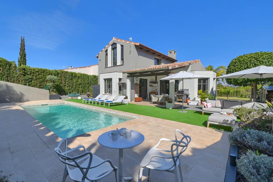 Garden, Solarium, TV and multimedia, Area and facilities, Swimming pool