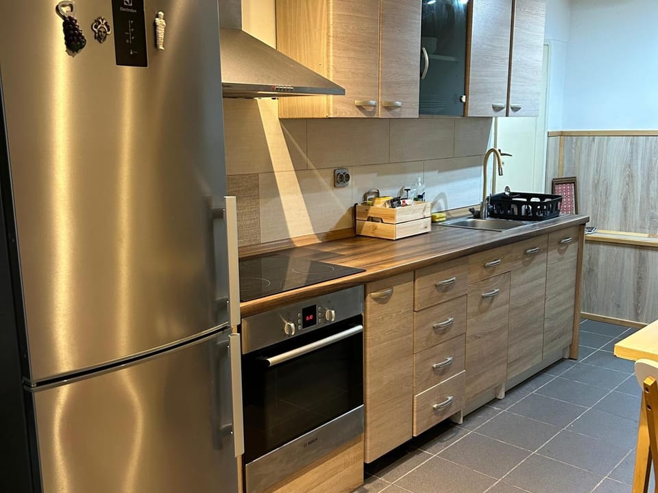 Coffee/tea facilities, Kitchen or kitchenette, oven, stove