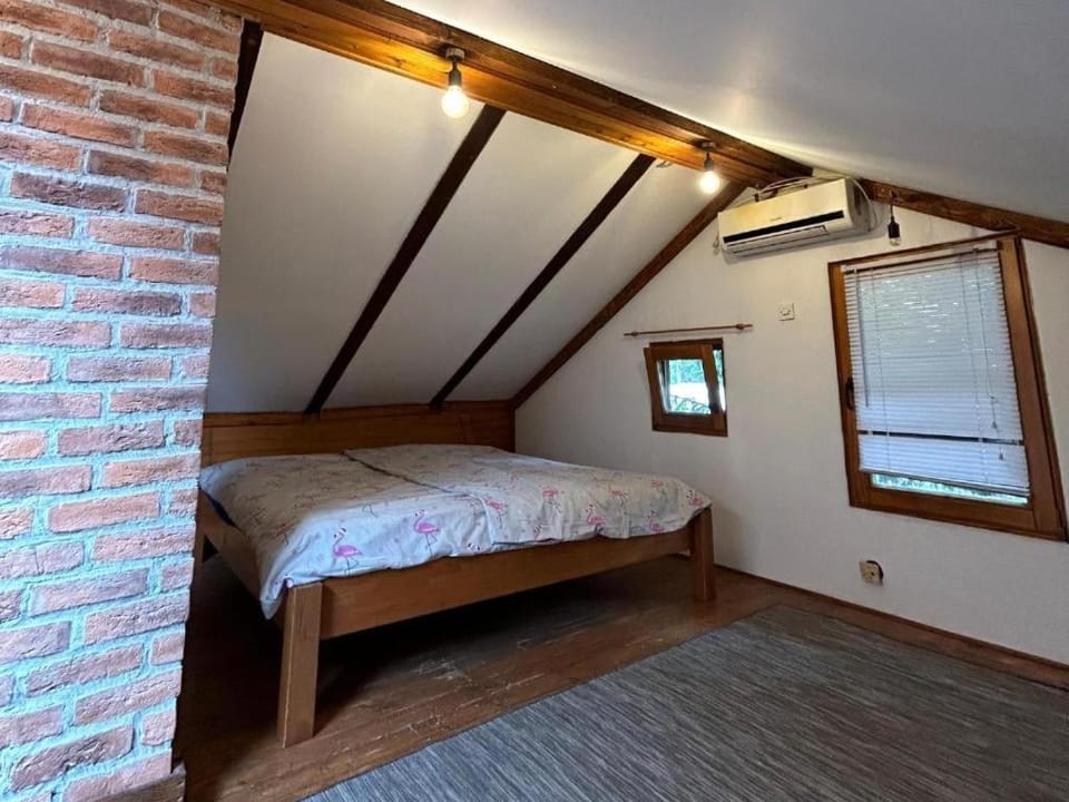 Photo of the whole room, Bedroom