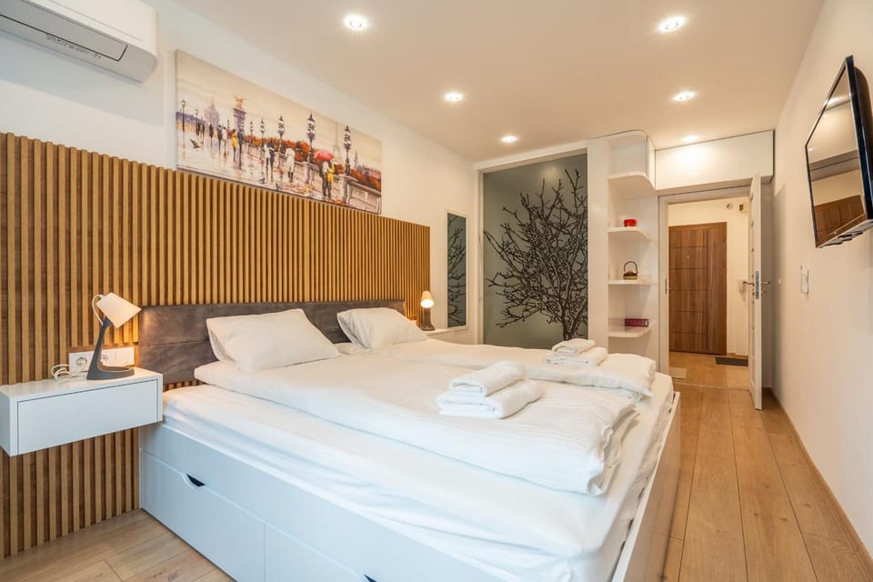 Bed, TV and multimedia, Bedroom