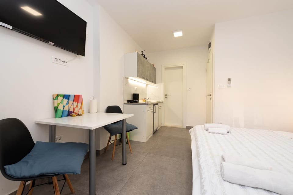 Bed, TV and multimedia, Kitchen or kitchenette, Dining area