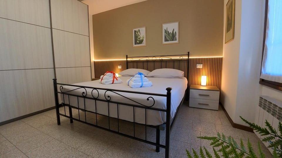 Bed, Bedroom, towels, wardrobe