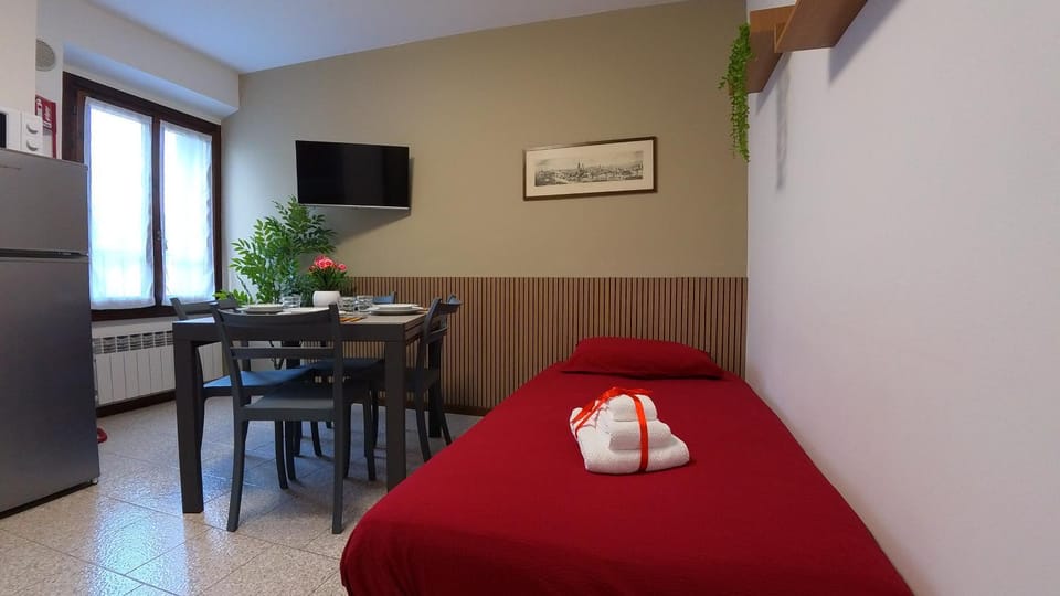 Bed, Dining area, Lunch
