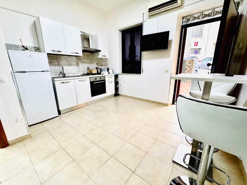TV and multimedia, Kitchen or kitchenette, Dining area, oven, stove