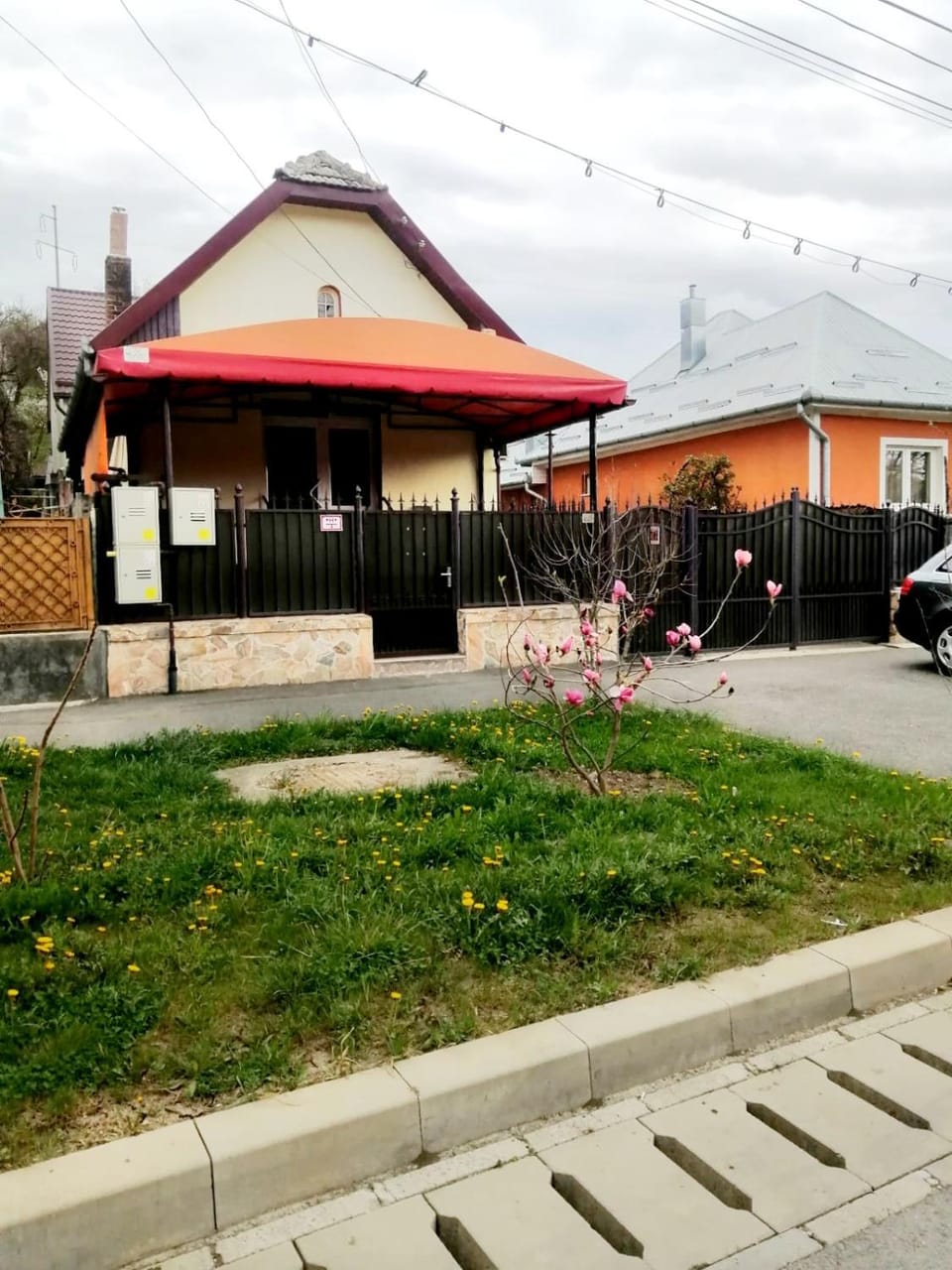 Property building, Neighbourhood, Street view, Parking