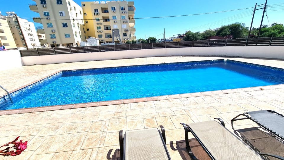 Property building, Day, Pool view, Swimming pool, sunbed