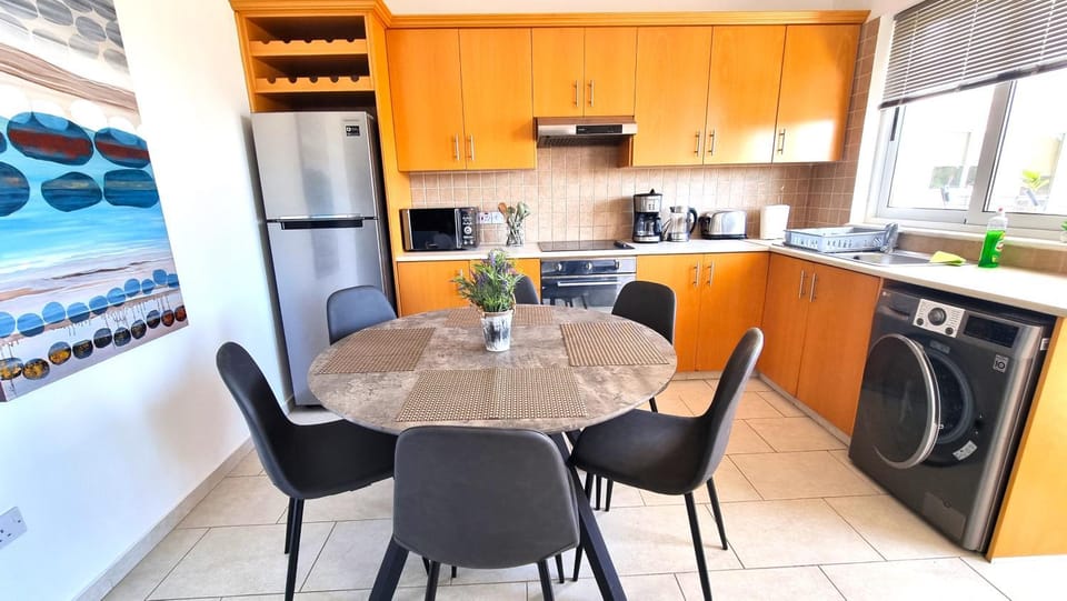 Kitchen or kitchenette, Seating area, Dining area, dishwasher, stove