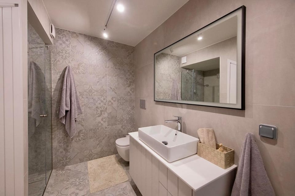 Shower, Toilet, towels