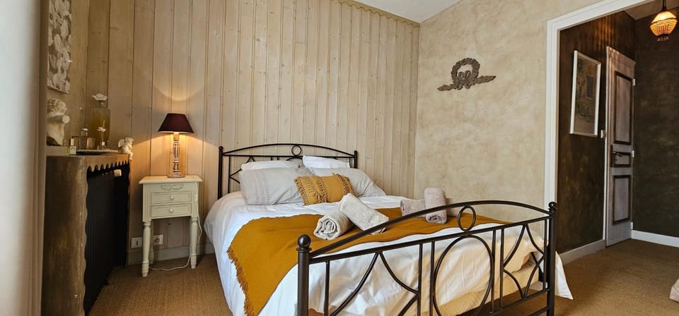 Photo of the whole room, Bedroom, heating