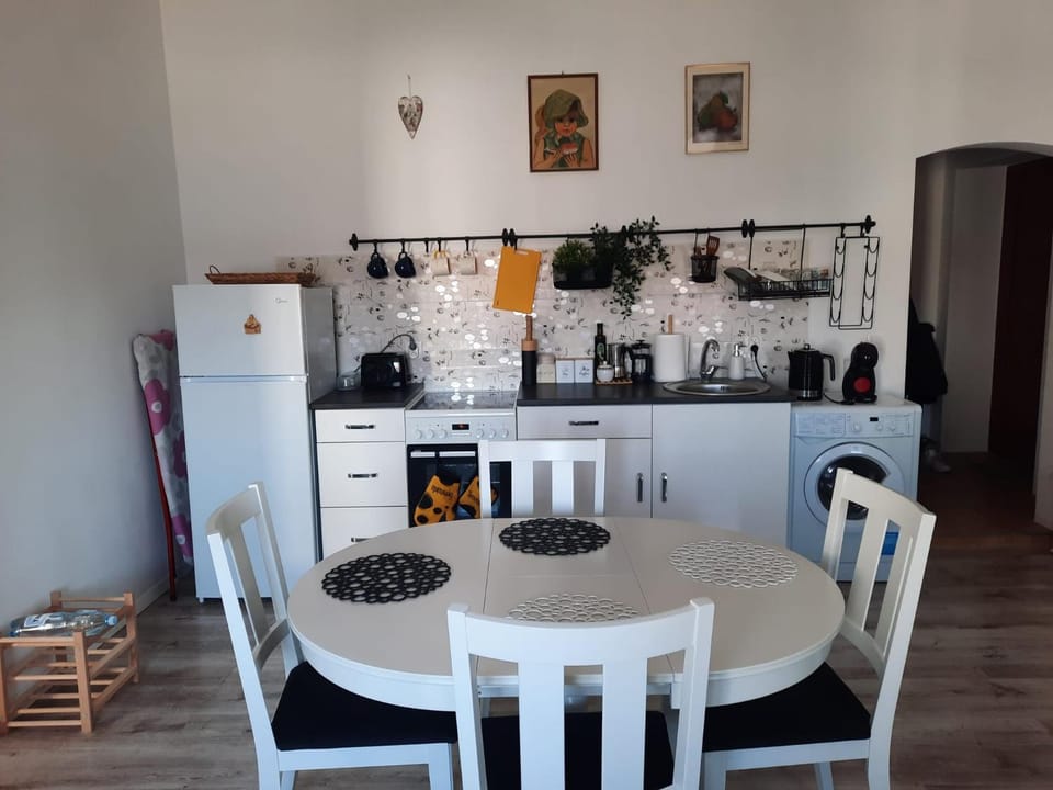 Kitchen or kitchenette, Dining area, oven, kitchen
