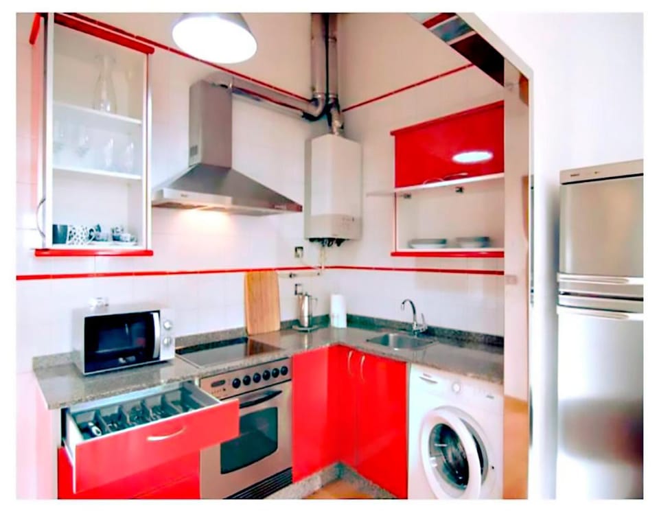 Kitchen or kitchenette, Photo of the whole room, microwave, washing machine, kitchen