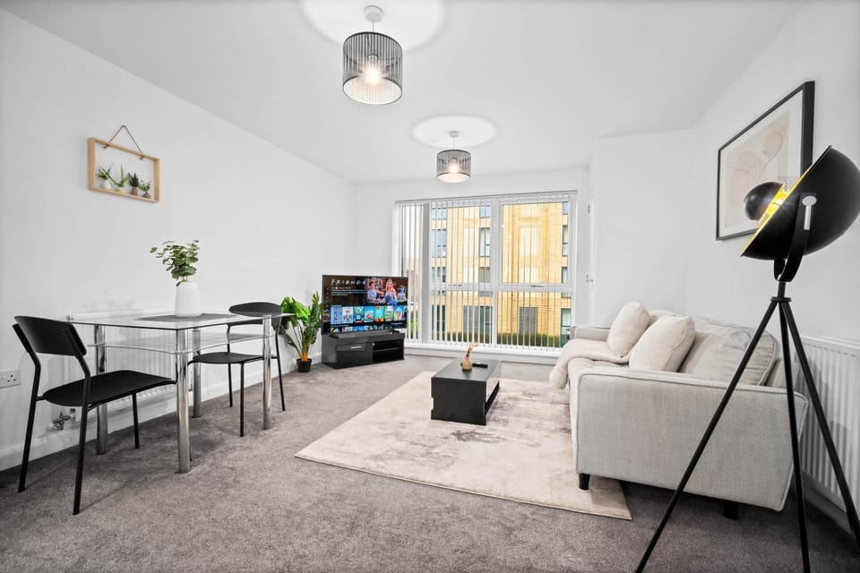 Property building, TV and multimedia, Decorative detail, Dining area
