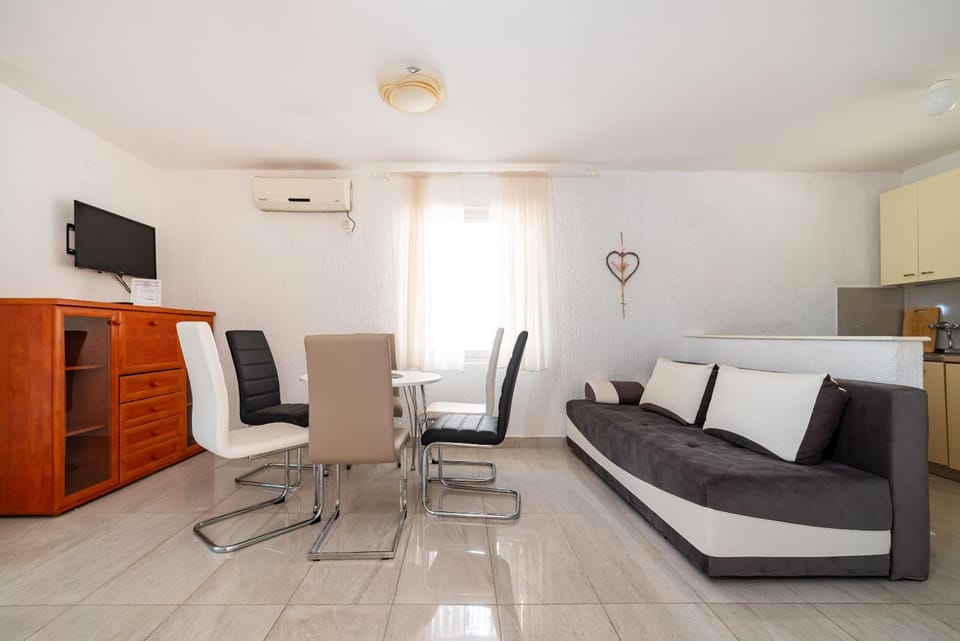 Communal lounge/ TV room, TV and multimedia, Living room, Seating area, air conditioner