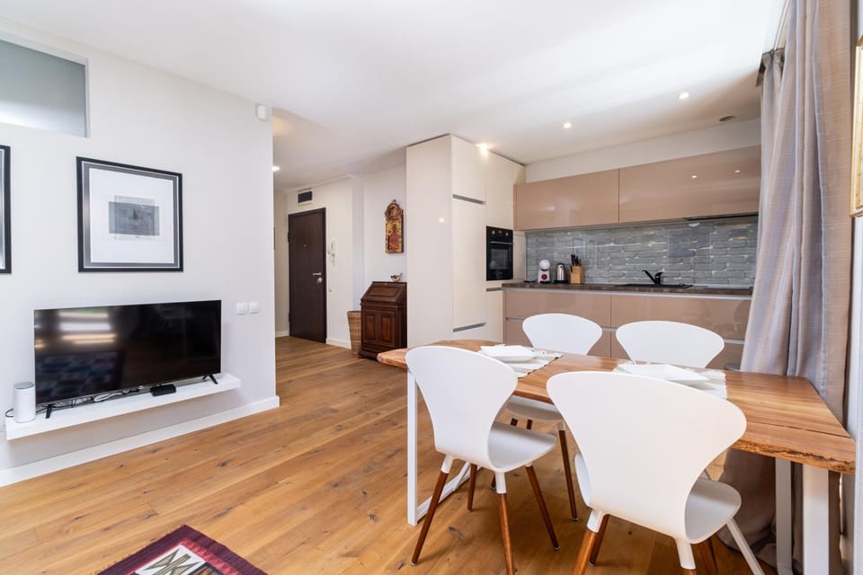 TV and multimedia, Kitchen or kitchenette, Living room, Seating area, Dining area