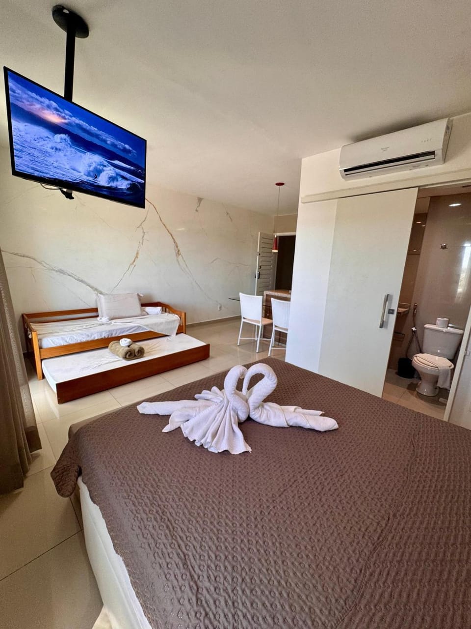 Bed, TV and multimedia, Photo of the whole room, Bedroom, towels, air conditioner
