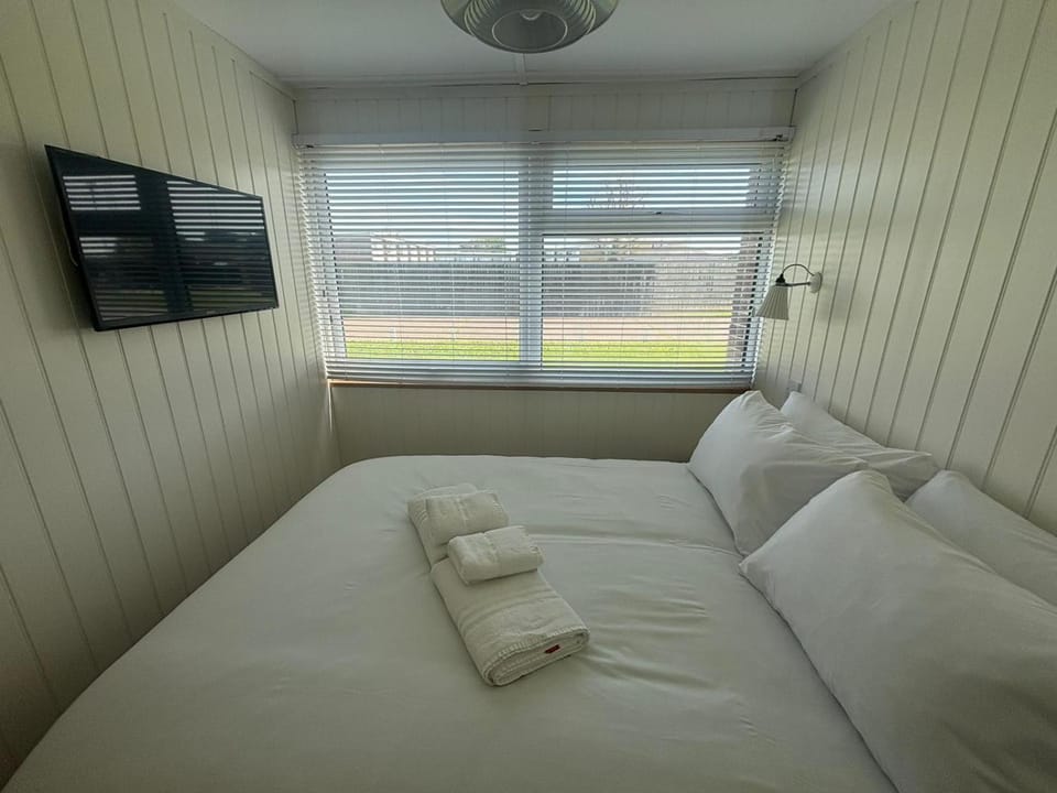 Beautifully appointed 2 storey chalet with access to outdoor swimming pool - 5 minute stroll to miles of sandy beach - Near to the Norfolk Broads & Great Yarmouth House in England