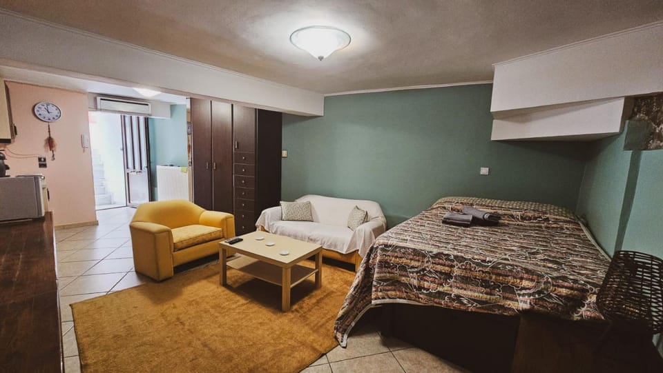 Bed, Living room, Photo of the whole room, Bedroom, towels