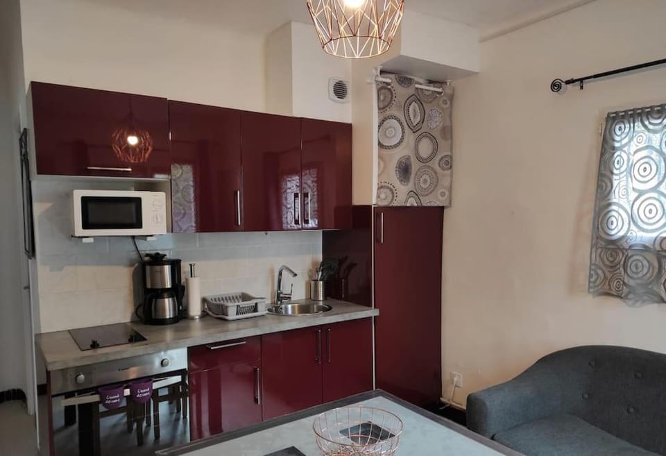TV and multimedia, Coffee/tea facilities, Kitchen or kitchenette, Dining area, oven, stove, toaster