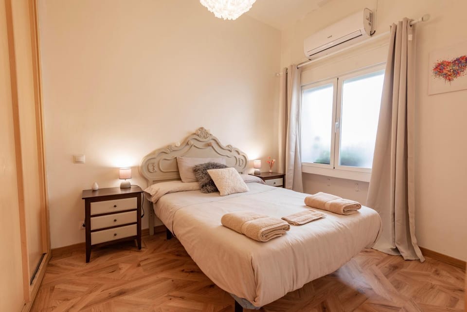 Bed, Bedroom, towels, air conditioner