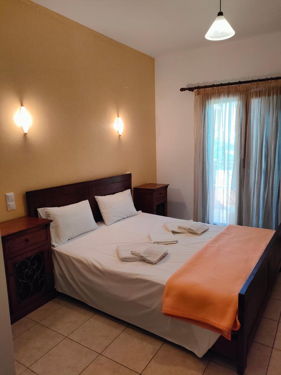 Bed, Photo of the whole room, Bedroom, towels
