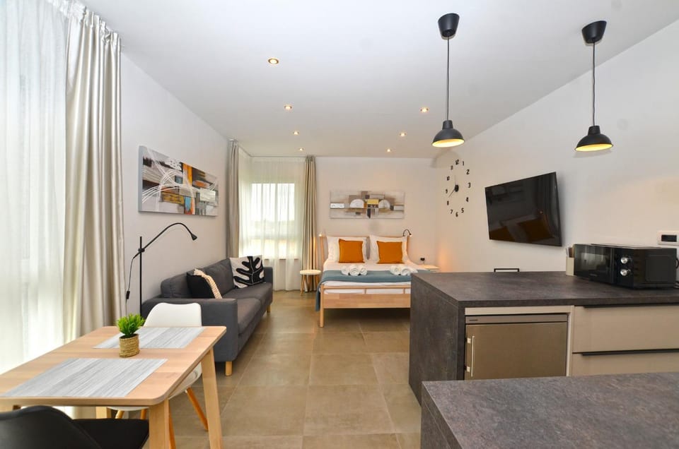 Kitchen or kitchenette, Seating area, Bedroom