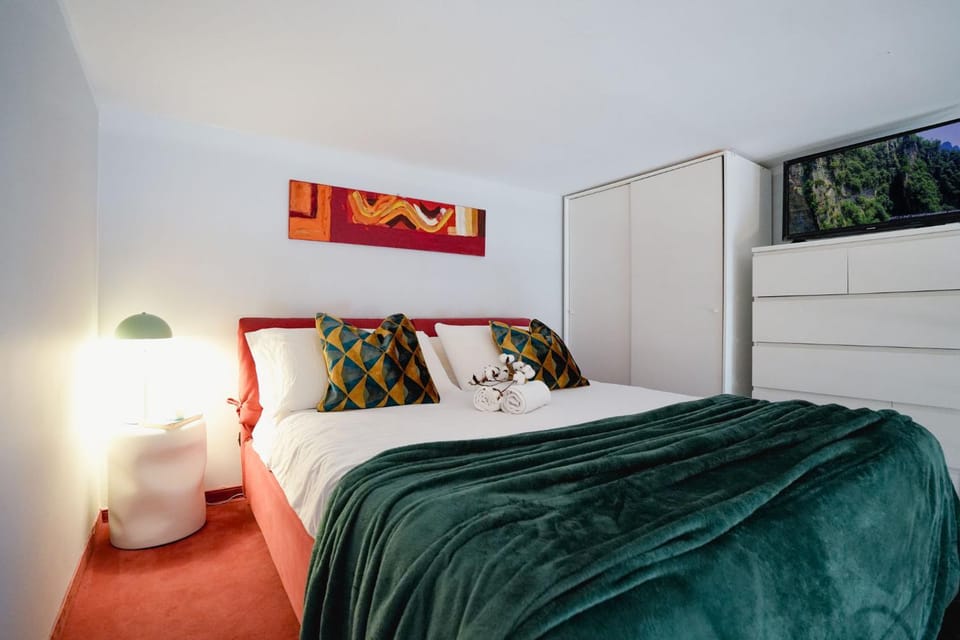 Bed, TV and multimedia, Photo of the whole room, Bedroom