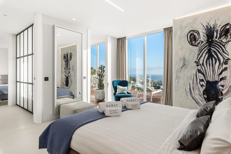 Bed, Natural landscape, View (from property/room), Balcony/Terrace, Living room, Photo of the whole room, Seating area, Bedroom, Sea view, towels