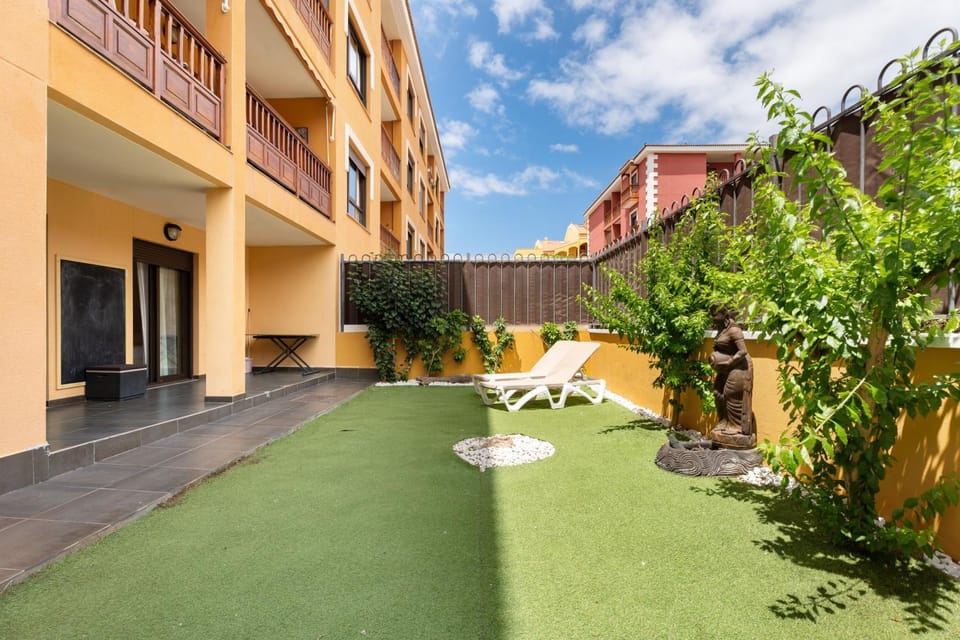 Property building, Balcony/Terrace, Living room