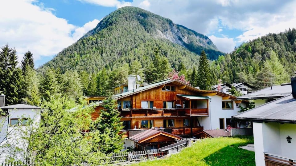 Property building, Natural landscape, Balcony/Terrace, Mountain view
