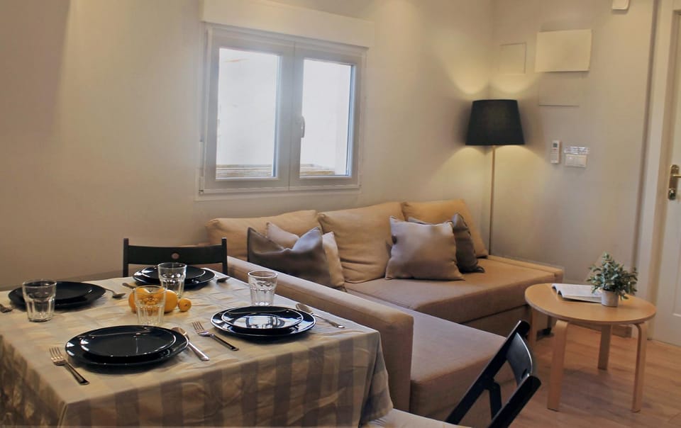 TV and multimedia, Living room, Seating area, Dining area