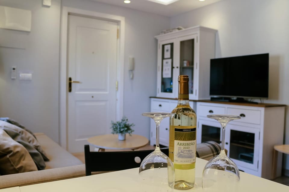 Communal lounge/ TV room, TV and multimedia, Living room, Food and drinks, Seating area, Dining area, Evening entertainment