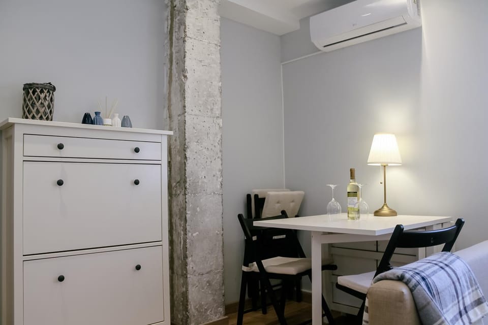 Living room, Seating area, Dining area, air conditioner