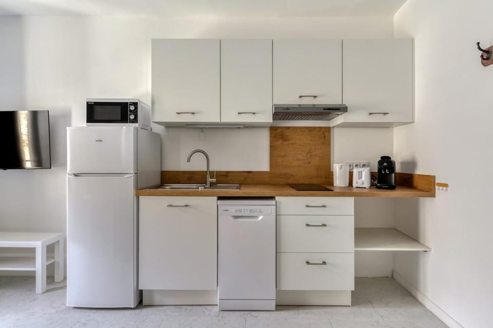 Kitchen or kitchenette, dishwasher, stove, toaster