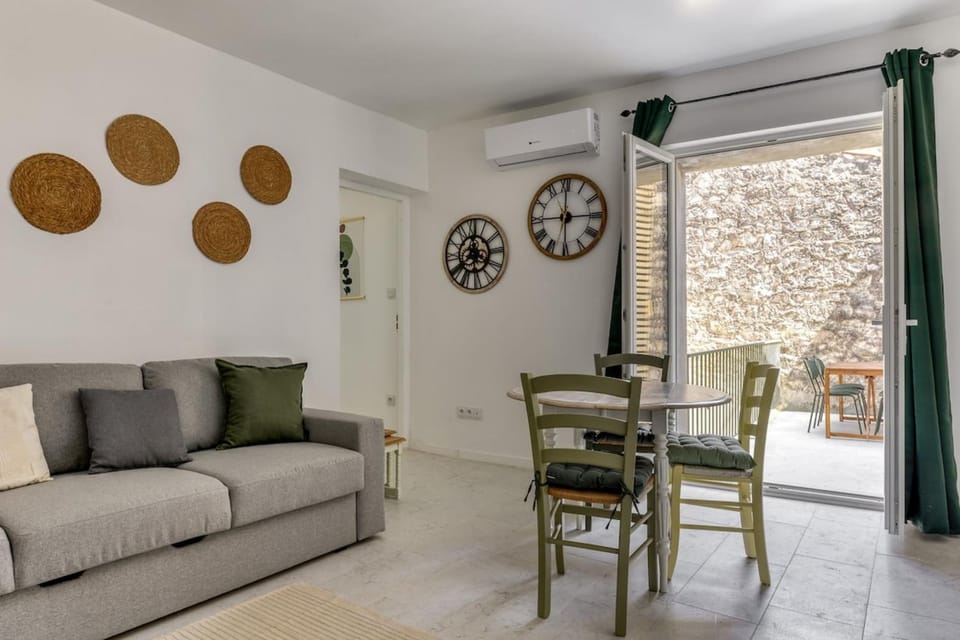 Living room, Dining area, air conditioner