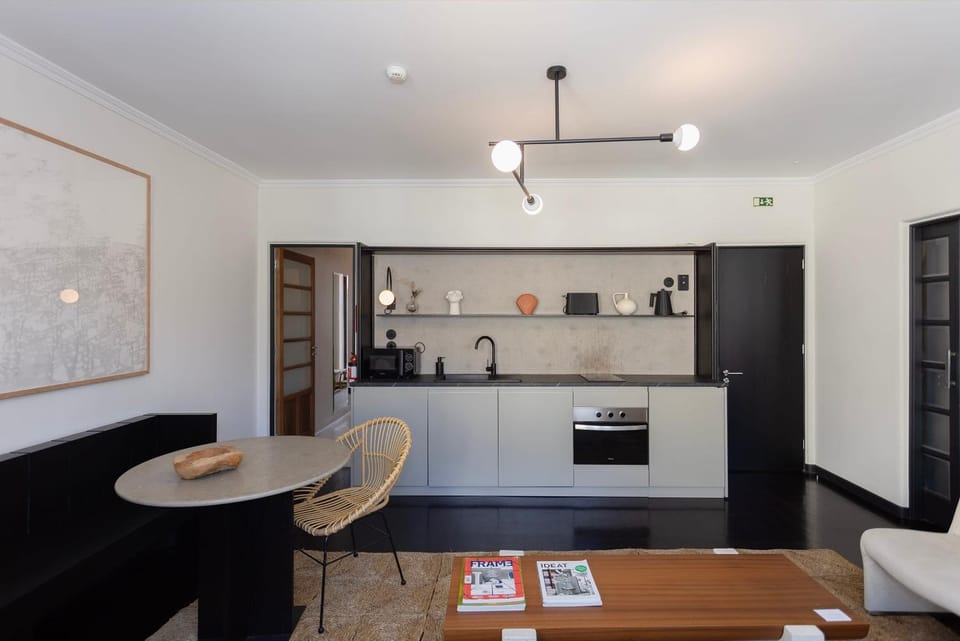 Coffee/tea facilities, Kitchen or kitchenette, Living room, Dining area, oven, stove, toaster