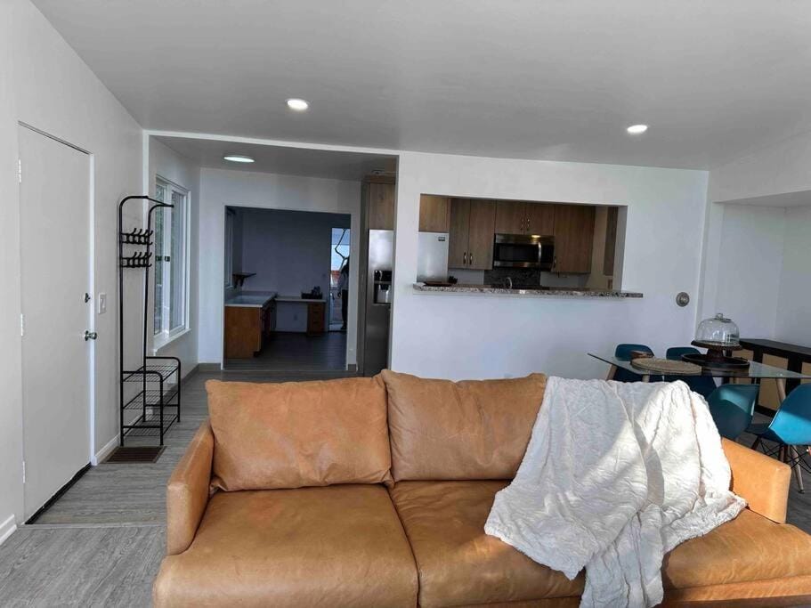 30 PCT OFF!! Limited Time! Malibu Ocean Wave with King Bed, Walking to Beach and Hiking Apartment in Malibu