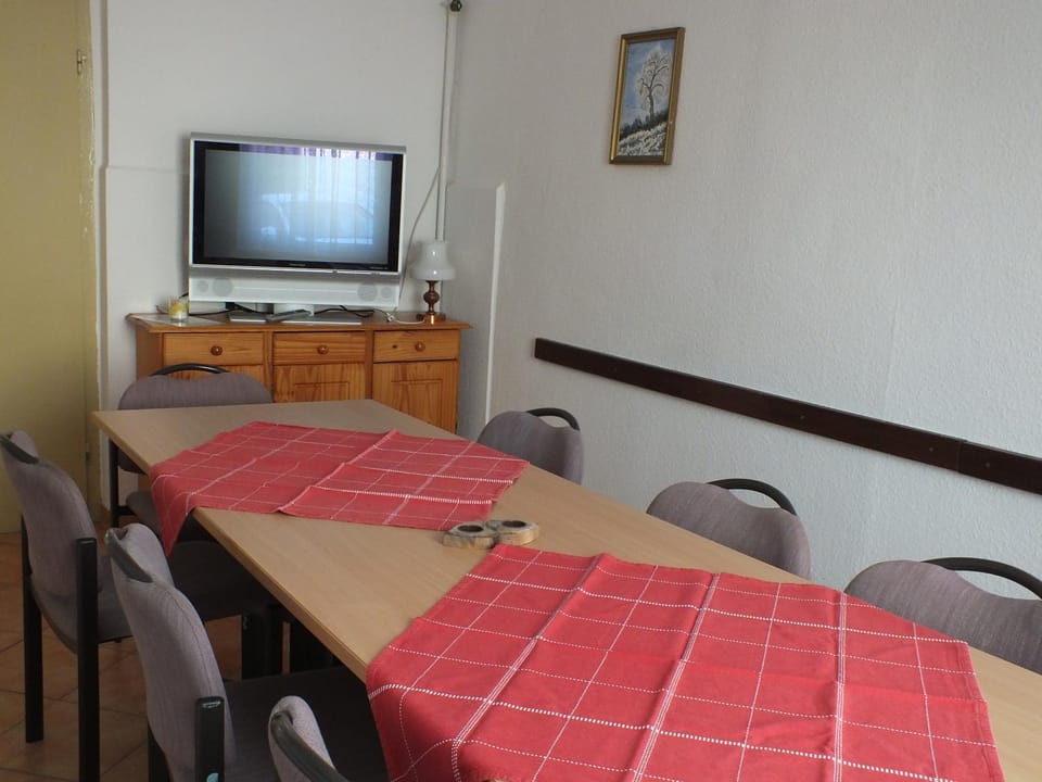 Communal lounge/ TV room, TV and multimedia, Dining area